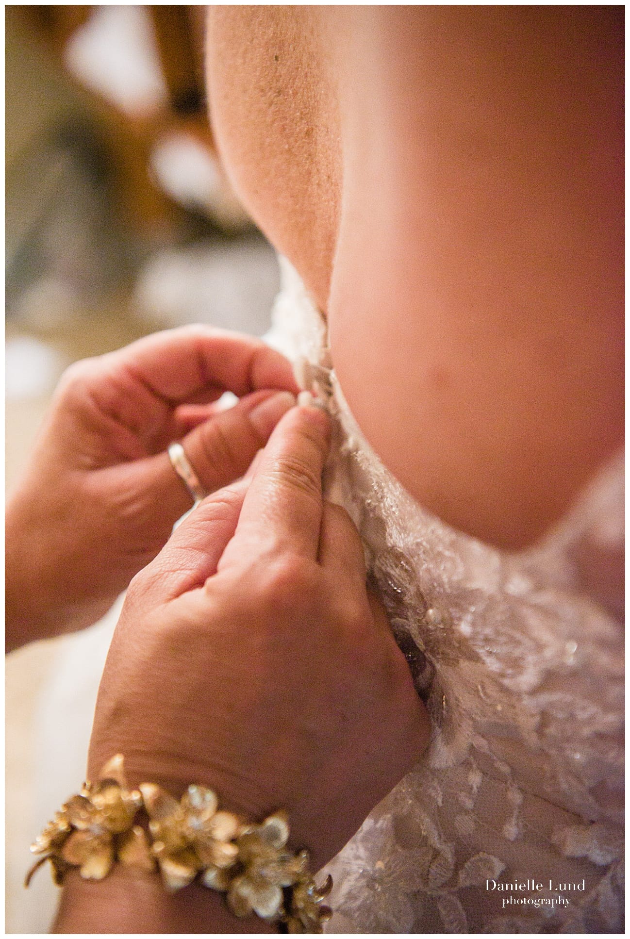 getting-ready-hotel-room-crowne-plaza-west-wedding-photography4