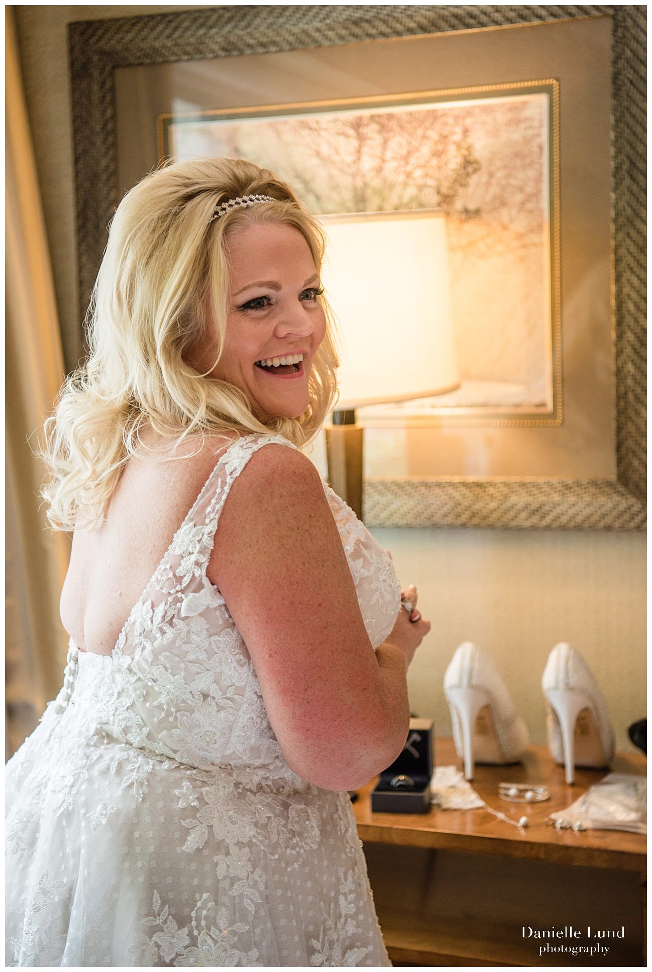 getting-ready-hotel-room-crowne-plaza-west-wedding-photography5