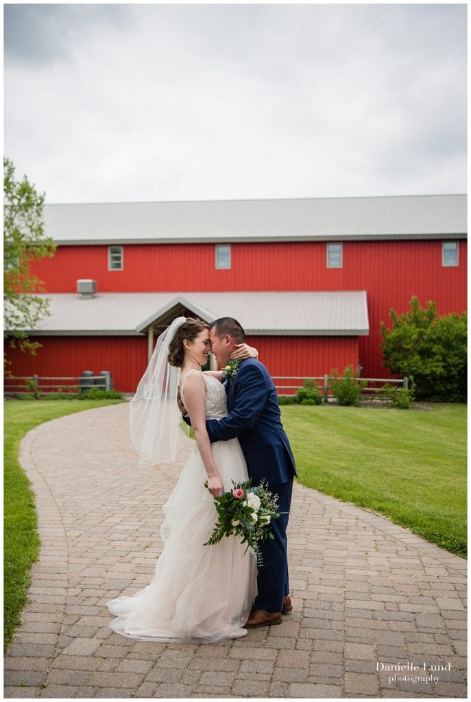 three-rivers-park-district-gale-woods-barn-wedding-photography2