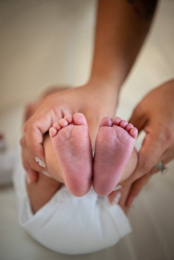 newborn-photo-fingers-and-toes-in-home-photography2